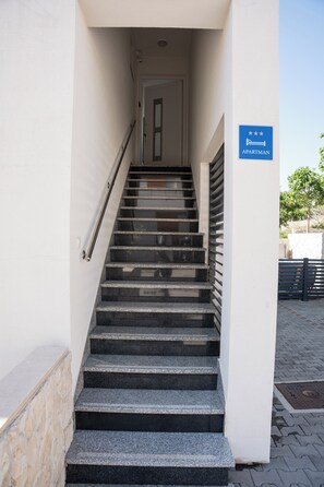 Apartment, 3 Bedrooms, Smoking, Balcony | Property entrance
