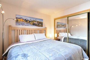1 bedroom, free WiFi, bed sheets - Four O'Clock Lodge Retreat: Ski-In, Pool/Hot Tub, Walk to Town (Breckenridge)