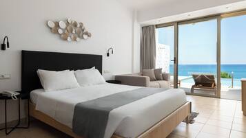 Double Room, Deluxe Swim Up, Sea View | Caja de seguridad en la habitación, escritorio y insonorización