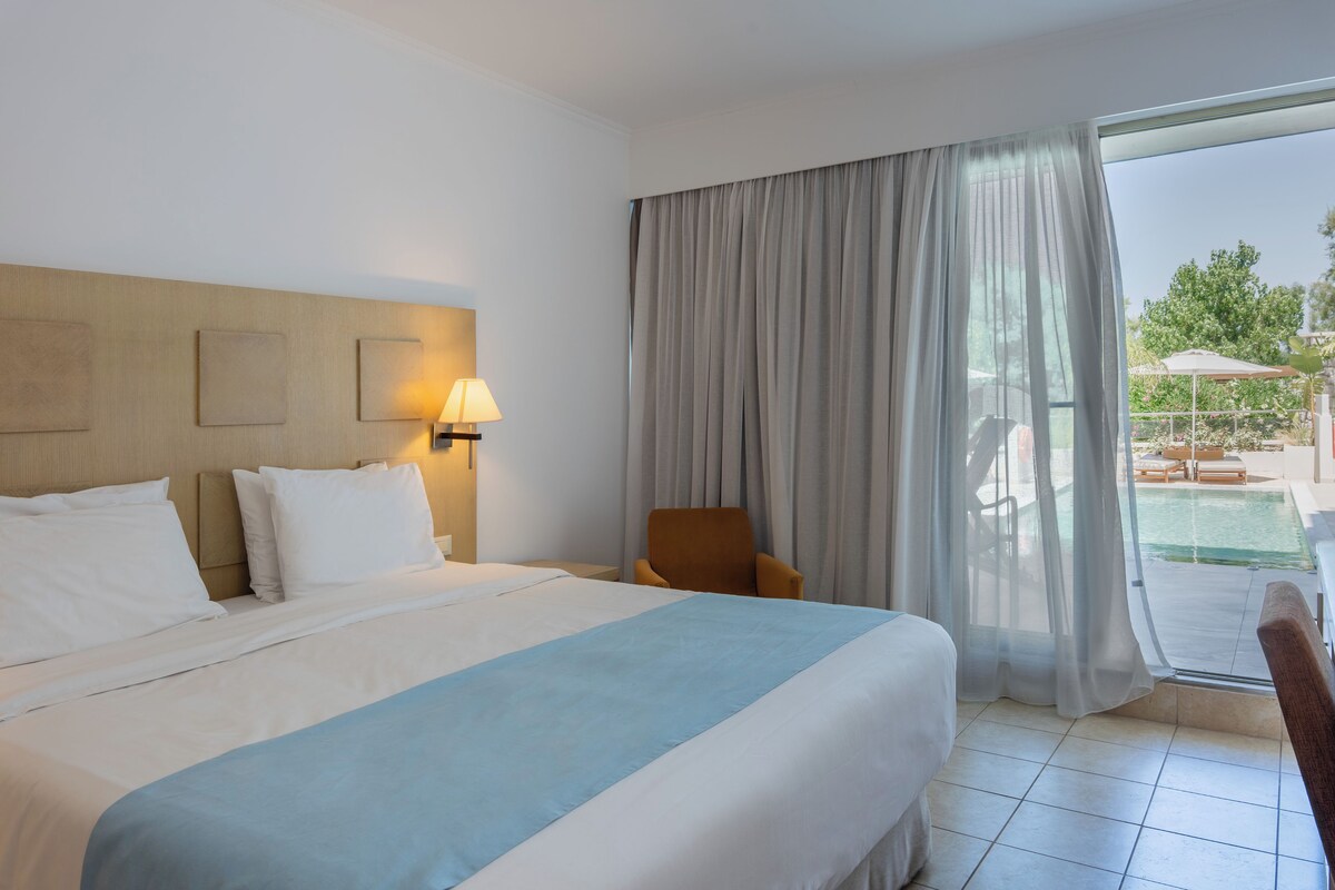 In-room safe, desk, soundproofing, free WiFi