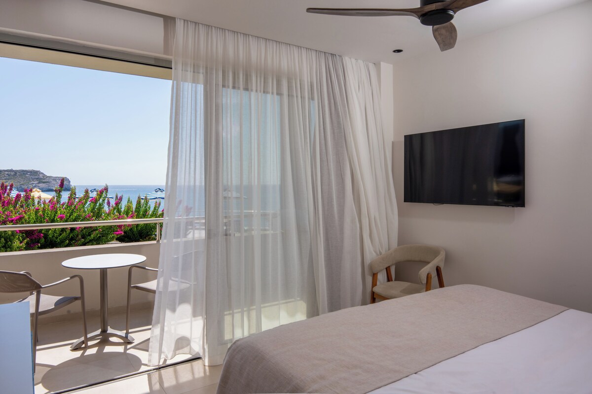 In-room safe, desk, soundproofing, free WiFi