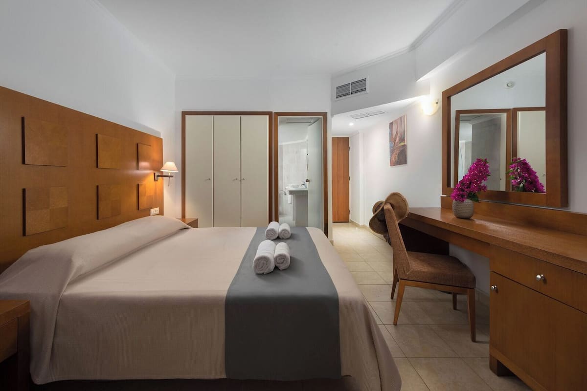 In-room safe, desk, soundproofing, free WiFi