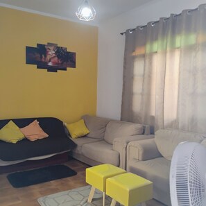 TV, books - Big beach house. Near the sea. (Praia Grande)