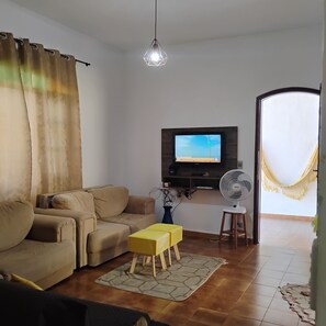 Smart TV, books - Large beach house, right on the sand. (Praia Grande)