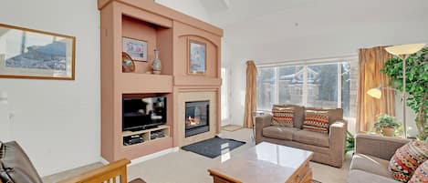 TV, fireplace