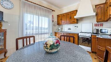 Departamento | Cocina privada | Refrigerador, microondas, horno y parrilla de estufa