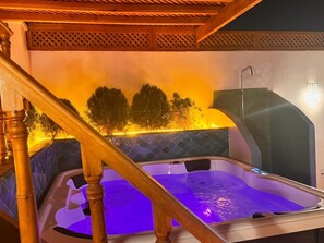 A hot tub with a wooden staircase and a view of trees in the background. - Riad Madinina (Marrakech)