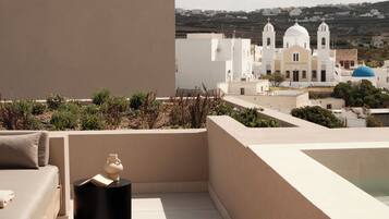 Una piscina al aire libre de temporada, sombrillas