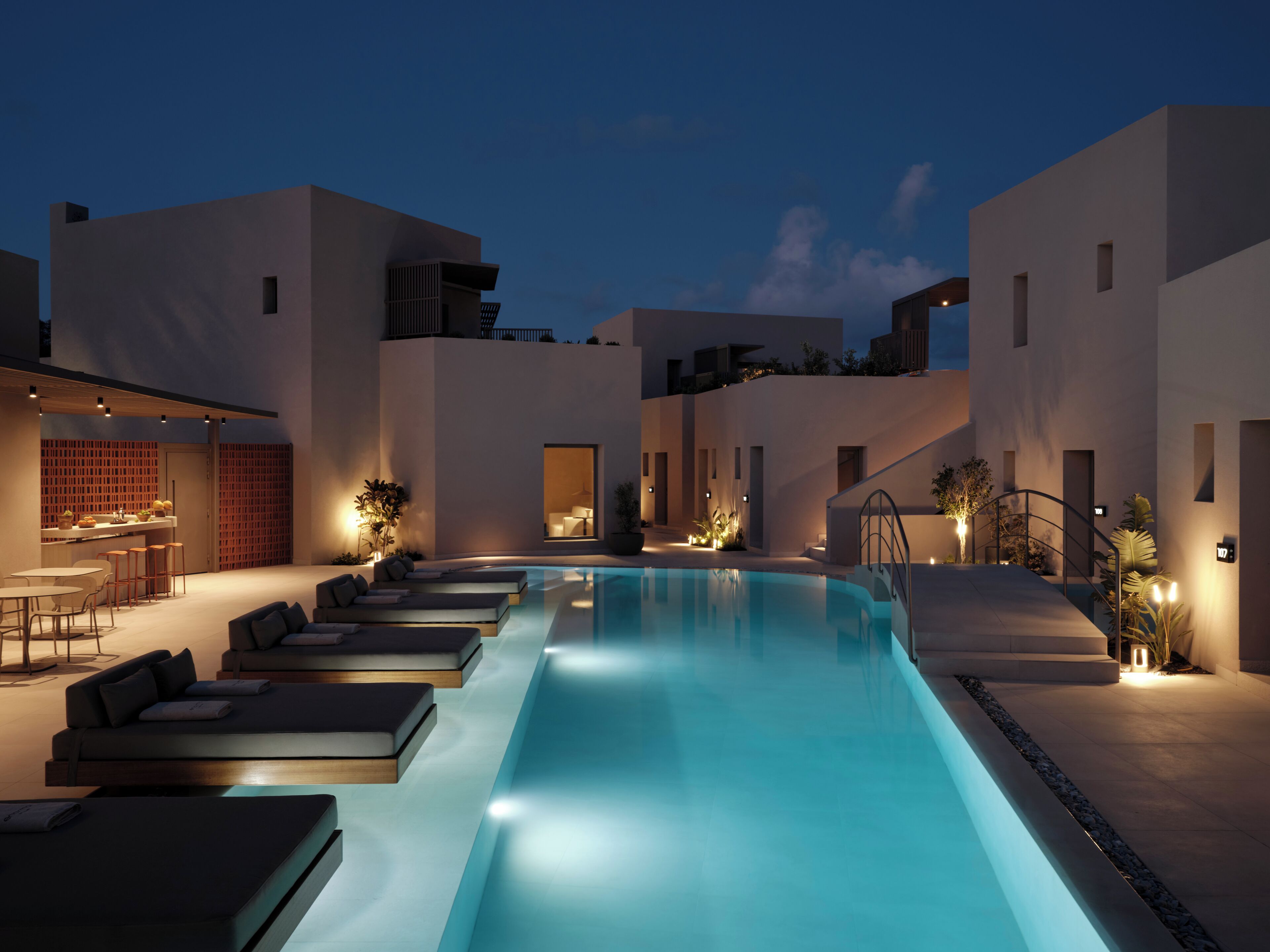 季節性室外游泳池，開放時間為 08:00 至 20:00，提供泳池遮陽傘和日光浴躺椅