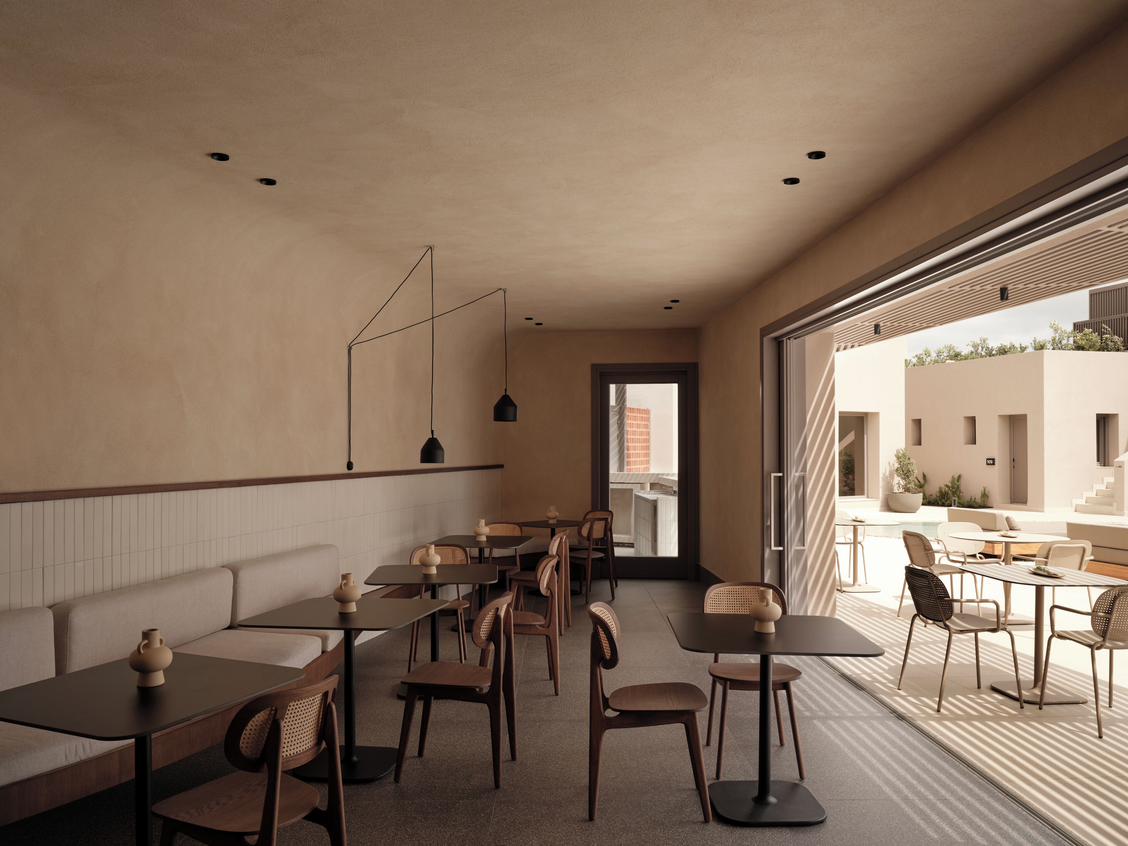 Un intérieur moderne avec un grand espace de salle à manger, de nombreuses tables et chaises, un patio extérieur visible avec des sièges, et une grande fenêtre laissant entrer la lumière naturelle.