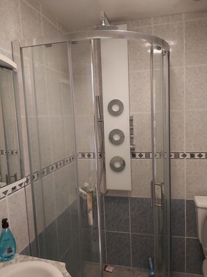 Dusche, Haartrockner, Handtücher, Seife