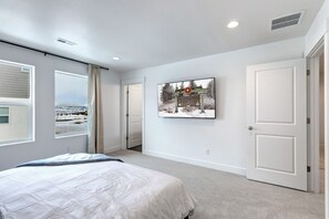 6 bedrooms, desk, iron/ironing board, free WiFi