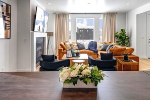 Smart TV, chimenea, futbolito