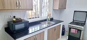 Apartamento, 2 quartos, vista para o jardim | Cozinha privada | Geladeira, micro-ondas, fogão, talheres/pratos/utensílios de cozinha