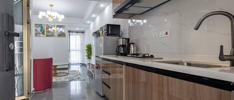 Deluxe Apartment, River View | Private kitchen