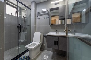Deluxe appartement, uitzicht op rivier | Badkamer | Een douche, pantoffels