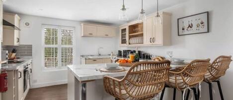 Refrigerador, microondas, horno y lavavajillas