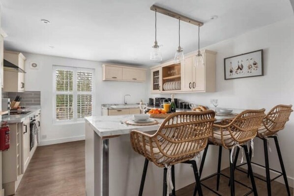 Fridge, microwave, oven, dishwasher - The Postmaster's Retreat! (Mickleton)