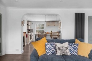 Smart TV, DVD player, books - The Postmaster's Retreat! (Mickleton)