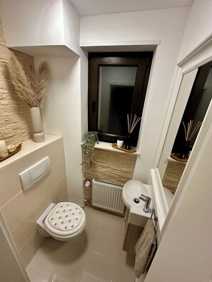 Haartrockner, Handtücher, Seife, Toilettenpapier