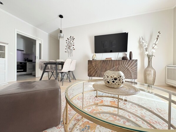 Deluxe Apartment, Balcony, City View | Living area | 47-inch Smart TV with satellite channels, books