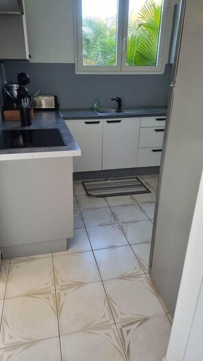 Kühlschrank, Mikrowelle, Ofen, Geschirrspüler