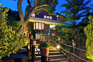 Exterior - Fantastic house with sea views (CT)