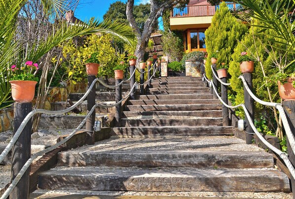 Property grounds - Fantastic house with sea views (CT)