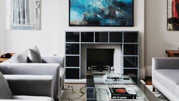 Apartment (5 Bedrooms) | Living area | TV