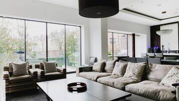 Căn hộ (5 Bedrooms) | Khu phòng khách | TV