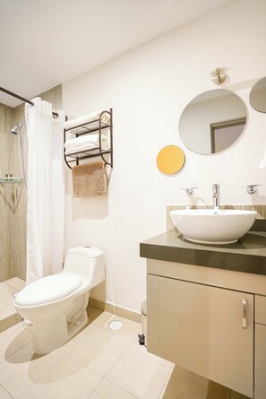 Dusch, hårtork, handdukar och tvål