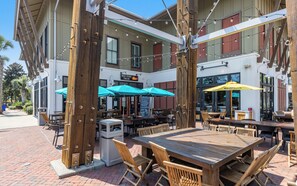 Outdoor dining - Rooftop Views of Blue Mountain, Bikes, Pool (Santa Rosa Beach)