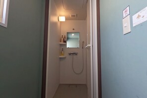 Dusche, Haartrockner, Hausschuhe, Handtücher