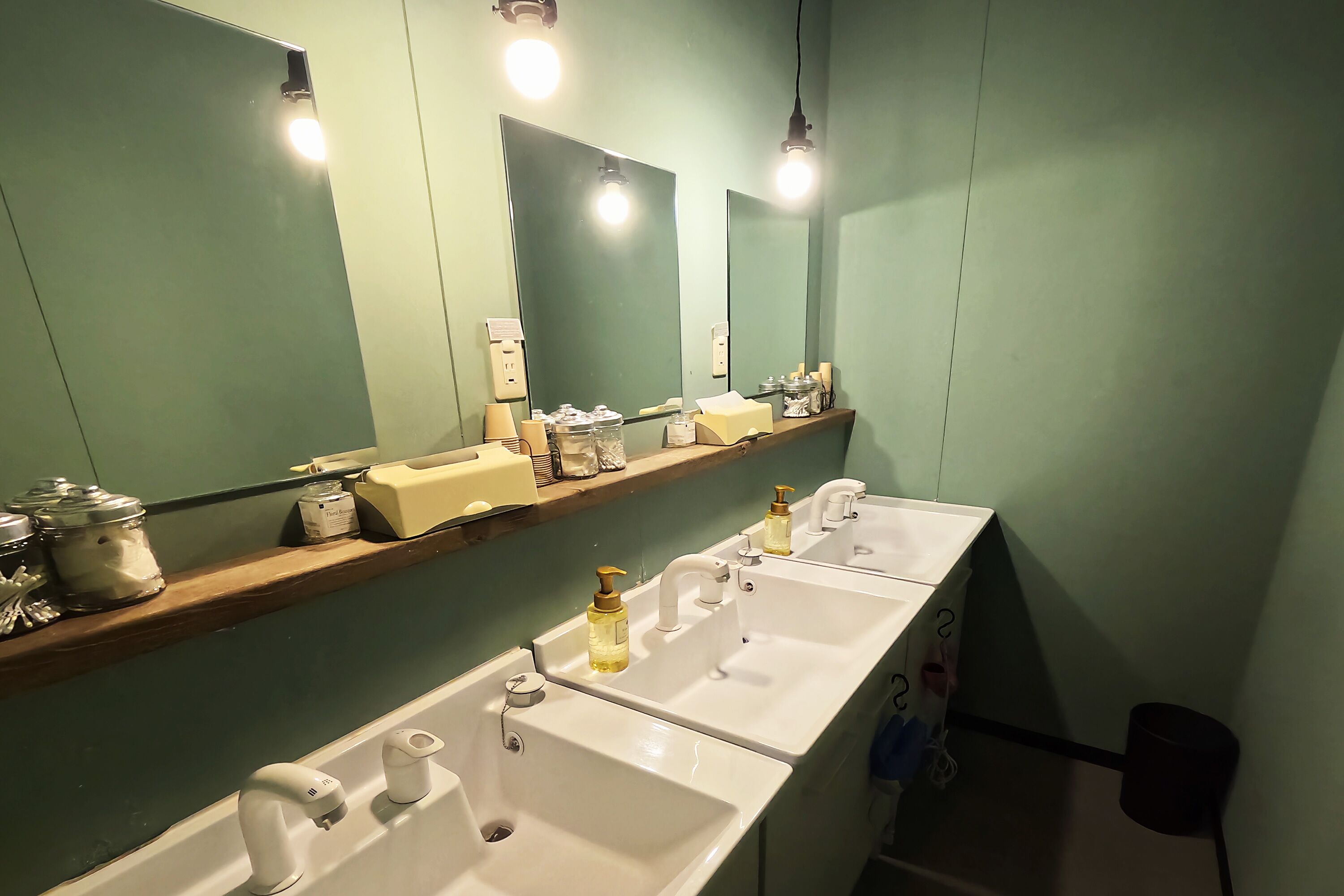 Douche, sèche-cheveux, chaussons, serviettes fournies