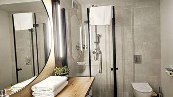 Comfort Apartment, Garden View | Bathroom | Hair dryer, towels