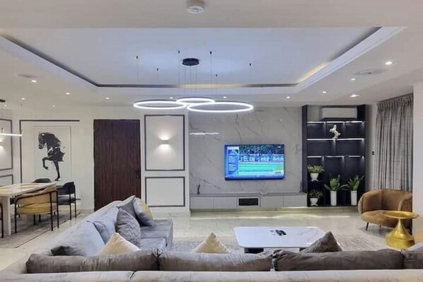 Smart TV - 3bed/WI-FI/24/7 Electricity Banana Island Road (Lagos)