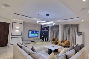 Smart TV - 3bed/WI-FI/24/7 Electricity Banana Island Road (Lagos)