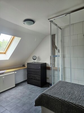 Shower, towels, toilet paper - Beautiful apartment located in a Fachwerk style farmhouse in the Hünsruck Hochwald (Oberhambach)