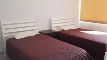 2 Schlafzimmer, Schreibtisch, Bügeleisen/Bügelbrett, Reisekinderbett