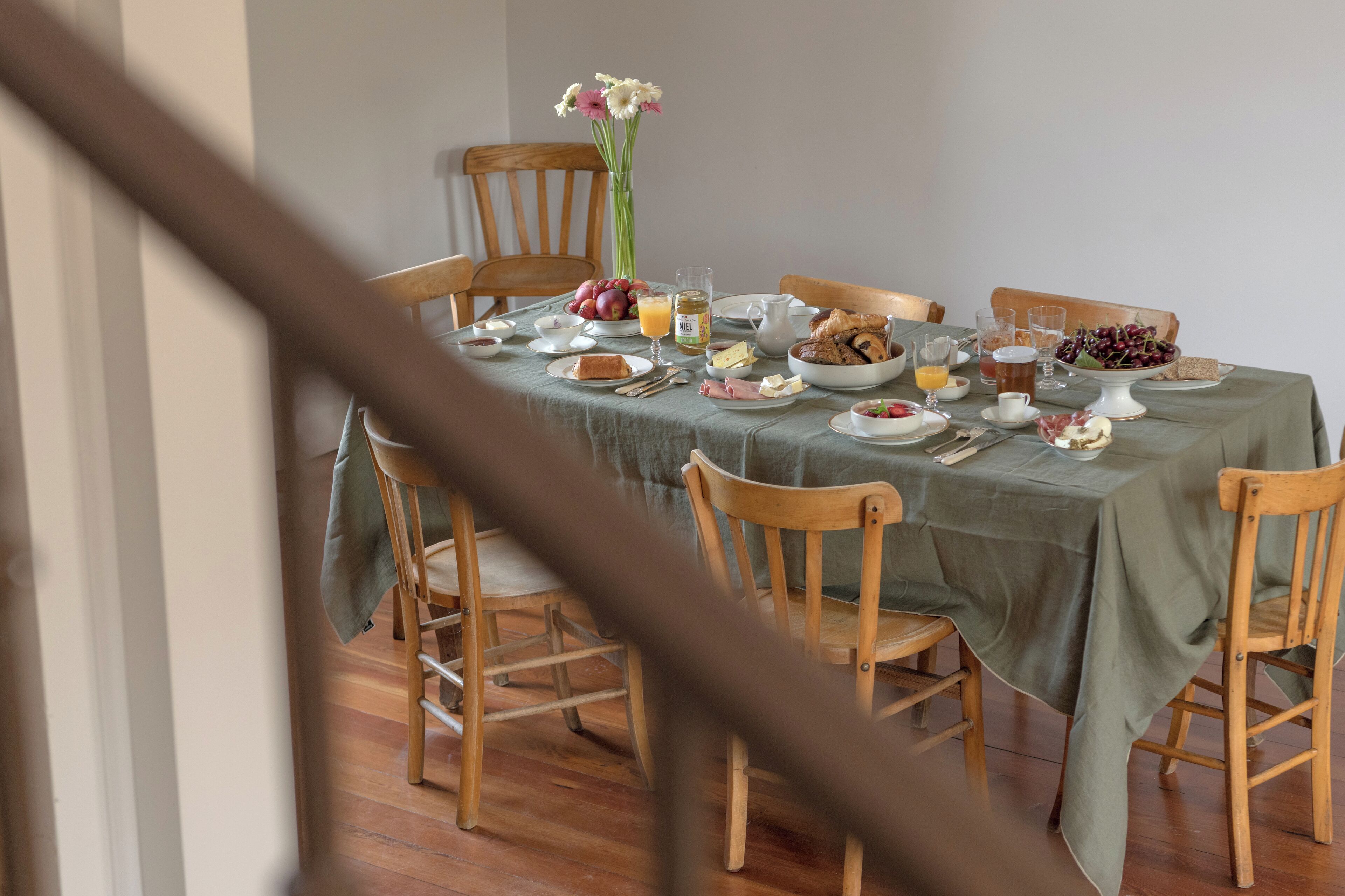 Een ontbijttafel gedekt met eieren, toast en fruit.