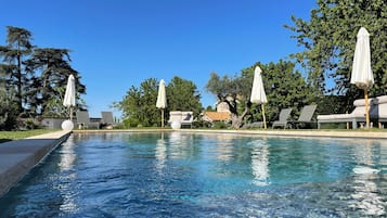 En säsongsöppen utomhuspool