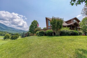 Exterior - Stunning views, hot tub, game room, fire pit, and prime location! Pet Friendly (Sevierville)