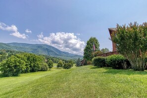 Property grounds - Stunning views, hot tub, game room, fire pit, and prime location! Pet Friendly (Sevierville)