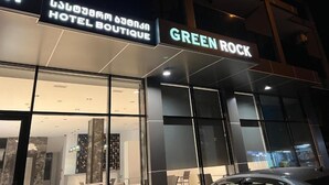 Ein Hotel namens "Green Rock" mit moderner Fassade und großen Fenstern.