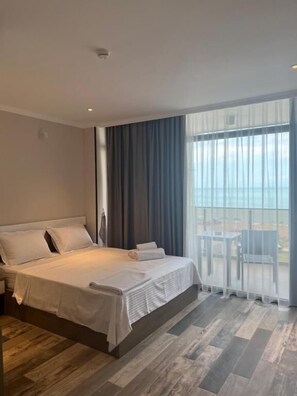 Desk, laptop workspace, soundproofing, free WiFi - Green Rock Hotel Boutique (Batumi)