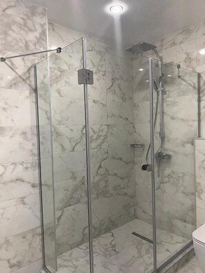 Ducha, secador de pelo, albornoces y toallas