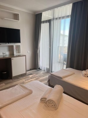 Classic Twin Room, Sea View | Desk, laptop workspace, soundproofing, free WiFi - Green Rock Hotel Boutique (Batumi)