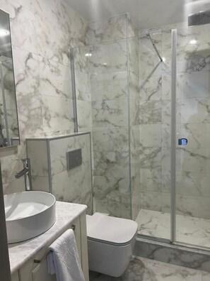 Shower, hair dryer, towels, soap - Green Rock Hotel Boutique (Batumi)