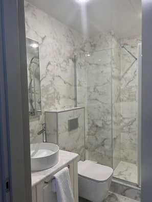 Chambre Standard double pour 1 personne, vue sur la mer | Salle de bain | Douche, séchoir à cheveux, peignoirs, serviettes fournies