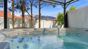 Ett bubbelbad med fri utsikt över bergen i bakgrunden.
